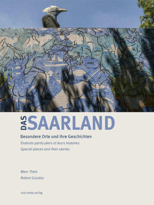 In den letzten 30 Jahren war das Saarland von einem radikalen Strukturwandel betroffen. Mehr als 150 Jahre hatte die Montanindustrie die Region nachhaltig geprägt und war für viele Menschen Teil der eigenen Identität. Mit dem Ende des Bergbaus und der Schließung der Hüttenwerke musste sich das Land neu erfinden, ohne dieses Erbe zu verleugnen. Der in Hannover lebende Luxemburger Fotograf Marc Theis begibt sich auf Spurensuche durch das Land. Mit dem besonderen Blick eines Fotografen streifte er von 2019 bis 2021 durch das Saarland, besuchte Orte, die das Land in den vergangenen Jahrhunderten kulturell und wirtschaftlich prägten und anhand derer sich die Geschichte der Region erzählen lässt. Er macht die Brüche, Übergänge und Lücken sichtbar, stellt scheinbar Beiläufiges in den Mittelpunkt und entdeckt so längst Vertrautes neu. Die künstlerische Dokumentation zeigt ein Land im Wandel, auf der Suche nach sich selbst zwischen Industrie und Tourismus, Brache und Naturidyll, Vergangenheit und Zukunft.