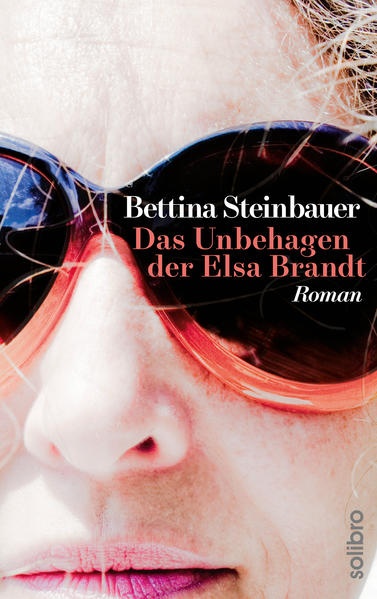 "Liebe. Ich scheue diese fünf Buchstaben. Wenn es Liebe war, wäre nichts Größeres mehr vorstellbar." Elsa, Anfang vierzig, stellt Fragen, unbequeme Fragen. Denn: "Ich warte noch immer auf Wesentliches. Auf einen Kern, etwas Radikales, das mich zutiefst irritiert." Vergeblich hält sie Ausschau nach einem Mann, der ihren Fragen nicht ausweicht, sondern ihnen standhält. Stattdessen findet sie Männer mit Hobbys. Nach einem selbstprovozierten Unfall lässt sie sich in eine Nervenklinik einweisen. Aber die störrische Außenseiterin wird bald von der Klinikleitung auf die Straße gesetzt. Elsa bleibt kompromisslos, kündigt Job und Wohnung und bricht zusammen mit ihrer Nachbarin Ottilie zu einer Nordseeinsel auf. Dort begegnet ihr Justus, der ihr merkwürdig provokantes Verhalten zu durchschauen scheint. Nach ihrem hochgelobten Debüt „Zwei im Sinn“ hat Bettina Steinbauer nun einen weiteren Roman geschrieben, der seine Leser und Leserinnen, über die ich in letzter Zeit las. Bettina Steinbauer erinnert mich in ihrem Stil an Doris Knecht, Jackie Thomae oder Annika Reich, Autorinnen, deren Protagonistinnen jenseits der brachialen Emanzipationsideologie der Achtziger Jahre ihren selbstbestimmten Lebensweg suchen und dabei immer wieder über das eine unergründliche und lebenswerteste Thema stolpern: Die Liebe." Claudia Hüllmann, Thalia Magdeburg