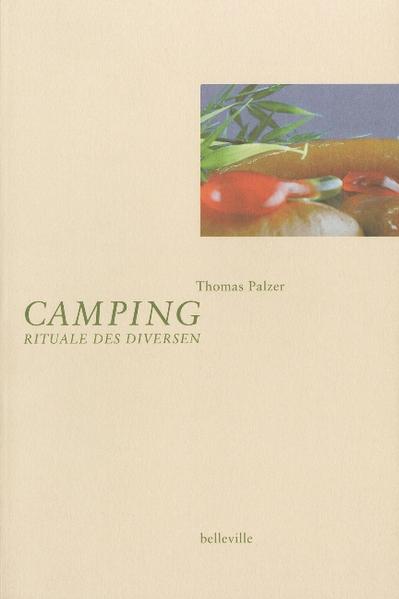 Mit Camping geht Thomas Palzers Bestandsaufnahme der Gegenwart in die dritte Runde. Die kleine Form als Antwort auf die Tatsache, daß das Ganze das Falsche ist. Nach 'Hosenträger - Nachrichten aus der Welt von Gestern' (Juli 1991-August 1994) und 'Ab hier FKK erlaubt - 50 Schnelle Seitenblicke auf die neunziger Jahre' (August 1994 - Oktober 1995) ist 'Camping' der dritte Band, der zwischen Solidarität und Dissens changiert, der alltagskulturelle Phänomene ebenso aufgreift, wie er den Temperamentwechsel feiert, den Zufall und den politischen Einspruch. SHELL und das literarische Quartett, Politik, Kannibalismus und eMail, Kunst am Bau und das Wissen als Macht, die Farbe des Stroms und das Quiz, Gentechnologie und Überwachung, Bücher und Alkohol, Architektur, die Zukunft des Getränkemarkts, die ermüdete Moderne und BBQ - um all das geht es, und um einiges mehr. 'Camping - Rituale des Diversen' ist ein eigensinniges Stück Literatur, ein Journal, das den Zeitraum zwischen November 1995 und Oktober 2001 begleitet - kulturdiagnostisch und kulturkritisch - von dem Anspruch getragen, sich weder von der Macht der anderen dumm machen zu lassen noch von der eigenen Ohnmacht (und darin wiederum Adornos 'Minima Moralia' treu und untreu zugleich). 'Camping' ist das Dokument eines Straßenintellektuellen, eine Textsammlung jenseits von Sittenpolizei, der Arroganz der Theorie und der von dieser erzwungenen Zustimmung. Disparate Prosastücke, die sich zu mobiler Schönheit fügen, launisch und leidenschaftlich, prosaisch und provisorisch, poetisch und pointillistisch.