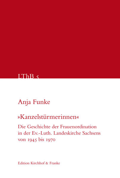 Als "Kanzelstürmerinnen" wurden in den 1950er Jahren an der Theologischen Fakultät Leipzig die Studentinnen von einigen ihrer männlichen Kommilitonen tituliert. Inwiefern diese Frauen tatsächlich die sächsischen Kanzeln "erstürmten" und welche hemmenden oder begünstigenden Umstände auf ihrem Weg zur uneingeschränkten Übertragung und Ausübung der Ordinationsrechte eine Rolle spielten, wird in der nun aktualisiert und erweitert vorliegenden Studie dargestellt. Auf der Basis von Aktenmaterial und den Ergebnissen einer Befragung unter den frühen sächsischen Theologinnen wird die Geschichte der Frauenordination in der Ev.-Luth. Landeskirche Sachsens zwischen 1945 und 1970 erstmals beschrieben. Damit leistet die Studie einen wichtigen Beitrag zur noch ausstehenden Aufarbeitung der deutschen Theologinnengeschichte.