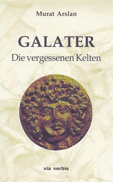 Die Galater ...? Vielleicht gerade noch bekannt als Adressaten missionarischer Paulusbriefe. Doch die kleinasiatischen Kelten mischten schon seit dem frühen 3. Jahrhundert v. Chr. in der Weltgeschichte mit. Ortiagon, Deiotaros und Amyntas sind nur einige herausragende Namen keltischer Persönlichkeiten, die es als Galaterfürsten mit allen Großen der griechisch-persisch-römischen Welt aufnahmen-als Gegner, als Verbündete. Auch Caesar traf hier seine „Asterixe“ wieder ... Gekommen waren sie-allen voran die Tolistobogier, Trokmer und Tektosagen-unter Brennos zu Beginn des 3. Jahrhunderts v. Chr. aus ihrer mitteleuropäischen Heimat der Donau entlang, um im zersplitterten Alexanderreich ihr Heil zu suchen. Dort, wo sie herkamen, hat man ihre Geschichte(n) heute fast vergessen. Doch der türkische Wissenschaftler Dr. Murat Arslan folgt nun dem Zug dieser robusten Kelten, zeichnet fundiert und akribisch ihre Spuren nach und beweist: Die Kelten Kleinasiens spielten eine zentrale Rolle in einer Zeit voller historischer Ereignisse. Das veni, vidi, vici! Caesars fällt ebenso in diese Ära wie die bekannte, einzige Angst der Kelten, dass ihnen der Himmel auf den Kopf fällt. Das Buch ist ein höchst interessanter und erhellender Zugang auf die damalige Weltbühne-einmal von ungewohnter Seite her.