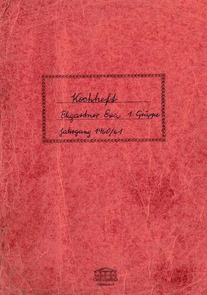 Das Buch ist für couragierte Menschen, begeisterte Köche und nicht für Kochanfänger gedacht. Vorkenntnisse sind hilfreich und notwendig. In diesem Buch erwarten Sie weder minutiöse Anleitungen, noch Bildabfolgen für die Zubereitung von Grundrezepten. Lassen Sie Ihrer Kreativität und Phantasie freien Lauf. Diese wird auch ab und zu nötig sein, um so manche handschriftlich geschriebene Textpassage zu entziffern. Lassen Sie sich auf die kulinarische Zeitreise durch Gerichte aus den 1960er Jahren ein und seien Sie mutig. Mutig - das waren die jungen Mädchen der Familienhelferinnenschule in den 1960er Jahren sicher auch, als sie auf die Höfe und in die Haushalte kamen, um 24 Stunden für eine fremde Familie da zu sein! In den 28 Menüs und den zusätzlichen Rezepten wie für Kuchen und Kekse im vorliegenden Buch wird Wert auf einfache Zutaten gelegt. Einige Gerichte sind auch speziell als Diätkost geeignet. Als Familienhelferin kam man eben oft zum Einsatz, wenn die Mutter des Hauses krank oder im Wochenbett war.