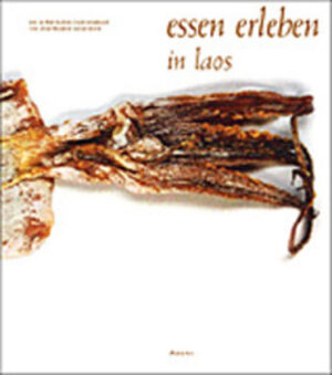 Als Chanthasene Sananikone mit 14 Jahren aus Laos fliehen mußte, wußte er nicht ob er seine Heimat jemals wiedersehen würde. Seine Rückkehr, 22 Jahre später, gleicht einer Reise in die Vergangenheit. Auf den Spuren seiner Kindheit durchstreift der Autor Straßen und Plätze der Hauptstadt und Provinz Vientiane und fängt mit seiner Kamera die Bilder ein, die ihn als kleiner Junge geprägt haben: Schauplätze authentischer laotischer Küche, an denen man sich nicht nur zum Zubereiten und Essen farbenprächtiger Speisen, sondern auch zum gemeinsamen Plaudern trifft. Chanthasene Sananikone wirft einen Blick in die duftenden Garküchen an den Straßenecken der Stadt, schaut Marktfrauen beim Kochen über die Schulter, lauscht den Gesprächen der Gemüsehändler und speist mit Mönchen im Tempel. Den laotischen Augenschmaus ergänzen vielfältige Rezepte traditioneller Lao-Spezialitäten sowie originelle Lieblingsgerichte des Autors, die zum Nachkochen und Ausprobieren einladen. Mit seinem laotischen Kochbuch entführt Chanthasene Sananikone den Leser in eine exotische Welt voller Poesie und Einzigartigkeit und läßt die kulinarische Reise durch die laotische Küche zu einem Erlebnis ganz besonderer Art werden.