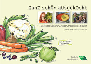 Freizeiten und Touren bedeuten draußen unterwegs sein, gemeinsam etwas erleben, sich bewegen, Spaß haben und lecker essen und trinken. Essen und Trinken gehören zu den elementarsten Bereichen unseres alltäglichen Lebens und nehmen großen Einfluss auf unser persönliches Wohlbefinden und die Stimmung in der Gruppe. Gewitzte Ideen und leckere Rezepte Damit alle am gemeinsamen Kochen und Essen Spaß haben, bietet „Ganz schön ausgekocht“ gewitzte Ideen und praktische Tipps zu allem, was zum Essen mit Gruppen auf Freizeiten und Touren dazugehört. Über 130 leckere und abwechslungsreiche Rezepte lassen den Speiseplan der Freizeit nie langweilig werden. Mit Rezept von Tim Mälzer Gesundes Essen, das auch noch schmeckt? Das geht! Tim Mälzer unterstützt das Projekt "Ganz schön ausgekocht" mit einem seiner Rezepte. Ganz schön ausgekocht Gesundes Essen für Gruppen, Freizeiten und Touren Über 130 Rezepte mit Abbildungen, Infos zum vernünftigen Essen, gemeinsamen Kochen, zur Küchenausstattung, zu Gewürzen, einem Saisonkalender, einem Rezept von Tim Mälzer u. v. m.