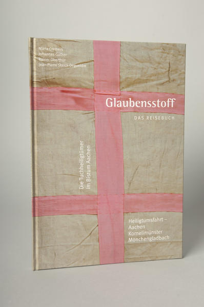 In diesem Buch werden die Stoffheiligtümer aus Aachen, Kornelimünster und Mönchengladbach in den Blick genommen. Alle verweisen auf eine andere Wirklichkeit, die mit unserem Leben zu tun hat.Wir sehen Windel, Marienkleid, Enthauptungstuch, Grabtuch, Purpurmantel, Schweißtuch und Schürztuch. Jesus war ganz Gott und ganz Mensch. In den Heiligtümern nähern wir uns seinem und unserem Kindsein, seiner und unserer Gastfreundschaft, seinem und unserem Leiden, seinem und unserem Tod. Alte Bilder stehen in Kontrast zu moderner Kunst. Biblische Zitate korrespondieren mit aktuellen Impulsen.Das erfahrene Autorenteam aus Religionsunterricht und Katechese hat für Sie eine Fülle von Anregungen zur Einstimmung oder Begleitung zur Heiligtumsfahrt zusammengestellt. Eine herzliche Einladung, sich auf den Weg zu machen: vielleicht tatsächlich nach Aachen zu reisen und die Heiligtumsfahrt vor Ort allein oder in einer Gruppe zu feiern.Ebenso aber geht es um den persönlichen, zeit- und ortsunabhängigen Aufbruch.Dieses Buch ist ein wunderbares Geschenk an Menschen, denen wir eine Wegbegleitung wünschen. Vielleicht auch uns selbst.