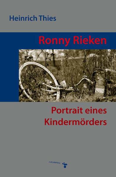 Im Mai 1998 wird Ronny Rieken, Vater von drei kleinen Kindern, festgenommen. Er soll zwei Mädchen missbraucht und ermordet haben. Der erste großflächige Einsatz eines Speicheltests zur Genanalyse hat die Polizei auf seine Spur geführt. Rieken gesteht sofort, ist kooperativ, bereut anscheinend aufrichtig. Der Fall ist geklärt. Für die Ermittler. Für die Gesellschaft hingegen bleibt der Fall ungeklärt. Was treibt einen Menschen dazu, wehrlose Geschöpfe, die seine eigenen Kinder sein könnten, zu mißbrauchen, zu quälen, zu töten? Warum brechen die zivilisatorischen Schutzwälle der menschlichen Psyche so unvermittelt? Weshalb halten diese Schutzwälle bei den meisten, bei einem wie Ronny Rieken aber nicht? Heinrich Thies hat zahlreiche Gespräche mit Ronny Rieken in der Haftanstalt geführt, er hat mit den Eltern seiner Opfer gesprochen, Psychiater, Psychologen, Polizeibeamte, Kriminologen und Familienangehörige befragt, den Mordprozeß besucht, das psychiatrische Gutachten und die Urteilsbegründung ausgewertet. Das beeindruckende und beklemmende Portrait eines Kindermörders von Heinrich Thies zeigt, wie nah Abgrund und Normalität beieinanderliegen.