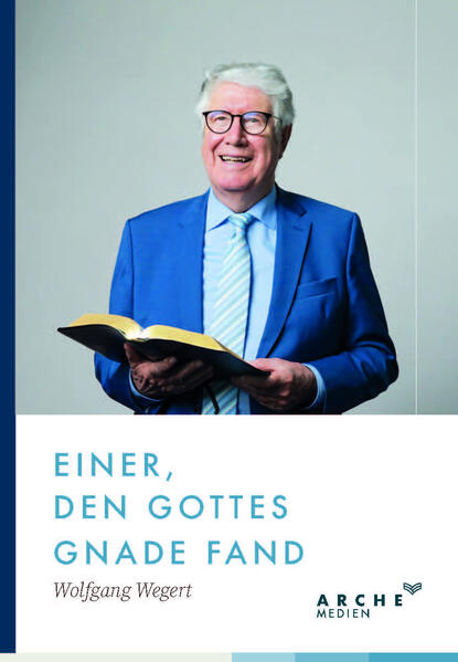 Pastor Wolfgang Wegert blickt in seiner vorliegenden Biografie auf sein Leben zurück und findet dafür nur eine einzige Überschrift: „Gnade“. Geboren 1943 in den Bombennächten Hamburgs, bewahrte ihn Gott schon als Baby vor dem nach menschlichem Ermessen sicheren Tod. Seine fürbittende Mutter wurde ihm zur Wegbereiterin für sein späteres Leben als Pastor und Evangelist. Und seine Frau Gertrud, mit der er seit 1966 verheiratet ist, wurde ihm durch ihren aufopferungsvollen Dienst in Familie, Gemeinde und Mission zu einer unentbehrlichen Hilfe, sodass er nun seit 1968 im vollzeitlichen Dienst des Gemeinde- und Missionswerks Arche stehen darf. Unvergesslich bleiben neben dem Gemeindebau vor Ort die Evangelisationseinsätze in Afrika, Südamerika, Indien und auch in der Sowjetunion und ihren Nachfolgestaaten, aus denen das heutige Netzwerk der weltweiten Arche-Mission hervorgegangen ist. Auch die „Fernsehkanzel“ blieb nicht wirkungslos, sondern rief unzählige Menschen aus vielen Sprachen und Völkern zu Christus. Die Zeugnisse darüber, die in diesem Buch zu lesen sind, ergreifen den Leser sehr und berühren sein Herz. Im Zentrum dieser Biografie steht jedoch die lehrmäßige Wende hin zum reformierten Verständnis des Evangeliums. Spannend beschreibt Pastor Wegert, wie sich für ihn die Theologie vom sogenannten freien Willen des Menschen als Irrtum erwies und wie ihn die biblische Lehre von der Souveränität Gottes und Seiner freien Gnadenwahl zum „glücklichsten Menschen der Welt“ gemacht hat. Er verschweigt aber auch nicht, dass dieser Umbruch leider auch zum schmerzlichen Bruch mit guten alten Freunden und Glaubensbrüdern führte. Doch wer einmal die Spur der Reformatoren entdeckt und das Evangelium von der freien Gnade geschmeckt hat, der kann es nicht lassen, von dem zu zeugen, was er gesehen und gehört hat. So erging es auch dem Autor dieses Buches. Diese Neuausrichtung auf das alte Evangelium gab der Arche eine bis dahin nicht gekannte Einheit und Kraft. Mit innerer Bewegung erfährt der Leser dann, wie die junge Generation den Segen aufgreift, wie Sohn Christian Wegert die Leitung übernimmt und die Gemeinde im gleichen Geist in eine weitere Dimension von Wachstum führt. Wer das Buch zu Ende gelesen hat, legt es mit großer Dankbarkeit und mit den Worten im Herzen beiseite: „Gnade, welch eine Gnade!“