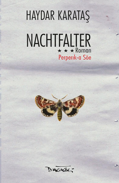 1938 wird eine junge Frau von den Nachbarn aus dem Dorf gejagt. Ihr Mann, ein einflussreicher Stammesführer, war als Freischärler von den Regierungssoldaten getötet worden. Die Dorfbewohner fürchten weitere Vergeltungsaktionen. Mit ihrer fünfjährigen Tochter an der Hand macht sich die Frau auf einen beschwerlichen Weg. Hunger und Kälte wüten in den Dörfern, die Männer werden zum Kriegsdienst eingezogen oder verstecken sich in den Bergen. Die Gedanken der Rebellen kreisen um Ehre, Rache und Blut, während die Kinder und Frauen ums nackte Überleben kämpfen. Die Mutter sucht eigentlich nur einen ruhigen Platz für sich und ihr kleines Mädchen. Doch die neue säkulare Macht bestimmt sie, entgegen den archaischen Sitten, zur Erbin über die riesigen Ländereien ihres getöteten Mannes und legt das Schicksal der Dorfbewohner in ihre Hände. Nun gerät sie in einen erbarmungslosen Kampf der Familien um Land und Einfluss. Und mittendrin ein kleines Mädchen und eine seltsame Puppe, die wie ein Nachtfalter aussieht …