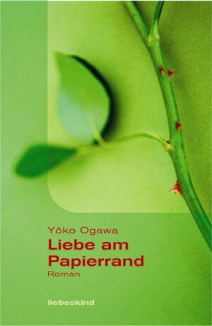 Virtuos und rätselhaft, voll magischer Zartheit und untergründiger Gewalt: Yôko Ogawas Roman 'Liebe am Papierrand' erzählt von einer Welt, in der sich die verstummten Klänge der Vergangenheit auf subtile Weise Gehör verschaffen. Eine junge Frau nimmt in einem Hotel an einer Gesprächsrunde mit Gehörkranken teil. Zu dem Stenographen, der das Gespräch protokolliert, fühlt sie sich auf geheimnisvolle Weise hingezogen. Von ihm erfährt sie, daß das Hotel einst einer Fürstenfamilie gehörte, deren kleiner Sohn seinerzeit von einem Balkon stürzte. Jahrelang lag das Kind schwerverletzt in einem der Zimmer, in das der Fürst unzählige Blumen pflanzen ließ, da der abendliche Duft der Blüten dem Jungen Erleichterung verschaffte. Als die Frau nun zusammen mit dem Stenographen das Zimmer besichtigt, glaubt sie, den Duft der längst vergangenen Blumen wahrzunehmen. Sie bittet ihn, fortan ihre Lebensgeschichte aufzuschreiben. Doch als der Stenograph mit den Aufzeichnungen beginnt, und die junge Frau erkennt, daß er hierfür nur eine begrenzte Anzahl von Papier vorgesehen hat, spürt sie, daß sie ihn bald schon wieder verlieren wird.