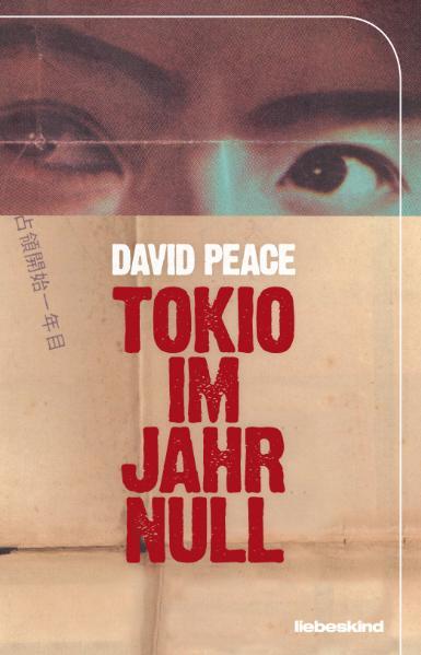 Tokio, 1946: die Hölle auf Erden. Die Stadt liegt in Trümmern, ebenso wie die Seelen ihrer Bewohner. Es herrschen Angst und Korruption, niemand ist der, der er zu sein vorgibt. Inmitten der Schuttberge geht ein brutaler Serienmörder um, der junge Frauen missbraucht und erdrosselt. Die Polizei verhaftet schnell einen Verdächtigen, der aber nur einen der Morde gesteht. Inspektor Minami ist gezwungen, ältere Fälle neu aufzurollen, um den Täter zur Strecke zu bringen. Doch dabei verstrickt er sich in einem Netz aus Lügen und nackter Gewalt. Die Machenschaften des organisierten Verbrechens werden für ihn zur tödlichen Gefahr, genau wie die Intrigen innerhalb des Polizeiapparats. Langsam zerfließen die Grenzen zwischen Wahn und Wirklichkeit, und die Taten der Vergangenheit kommen ans Tageslicht. Denn auch auf Minamis Schultern lastet eine schwere Schuld. 'Tokio im Jahr Null' ist der spektakuläre Auftakt zu David Peaces lang erwarteter Tokio-Trilogie, ein nachtschwarzer, atemberaubender Thriller.