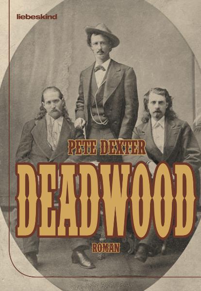 Dakota-Territorium, 1876. Der legendäre Revolverheld Wild Bill Hickok und sein Freund Charlie Utter erreichen mit einem Treck, der aus Cheyenne kommt, die Goldgräberstadt Deadwood. Obgleich von Alter und Krankheit gezeichnet, ist Wild Bill immer noch in der Lage, jeden Mann in einem fairen Duell zur Strecke zu bringen. Er aber möchte nichts weiter, als seine Tage in Ruhe im Saloon verbringen. Nur ist Deadwood kein Ort, an dem man Ruhe findet. Hier herrscht das Gesetz des Stärkeren. Und so trachtet bald schon mehr als ein Mann nach Wild Bills Leben. Denn er ist einer der wenigen, die in dieser Stadt noch Recht von Unrecht unterscheiden können. In 'Deadwood' stützt sich Pete Dexter auf historische Quellen und schildert den Wilden Westen so, wie er tatsächlich war: schmutzig, korrupt, voller Gier und roher Gewalt. Doch seine Haltung ist die eines lakonisch erzählenden Chronisten. Und so wird aus einem Tatsachenroman über die Anfänge Amerikas fast beiläufig eine menschliche Komödie voller Melancholie und schwarzem Humor.