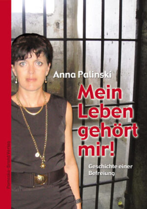 Aus einem behüteten Elternhaus hinein in die große weite Welt. Allein, knapp an Geld, ohne Wohnung, ohne Arbeit versucht Anne in Ostberlin 1987 Fuß zu fassen. Es gelingt ihr, einen Job zu finden und gleichzeitig eine große Liebe. Das junge Paar will die DDR verlassen, doch statt dessen landen beide im Stasi-Gefängnis. Getrennt voneinander beginnt für jeden von ihnen eine Zerreißprobe, die oft bis an die menschliche Grenze geht. Dank ihrer West-Freunde Thomas und Anouk, die mit großem Aufwand an ihrer Freilassung beteiligt waren, können sie schließlich ausreisen und haben einen guten Start in Hamburg, finden schnell eine Arbeit, eine Wohnung und gewöhnen sich an ihre neue Umgebung. Doch Anne gerät erneut in ein Gefängnis, - ein Gefängnis, das Pieter mit seiner rasenden Eifersucht und fanatischem Kontrollzwang ihr bereitet. Er beobachtet Anne, wenn sie zur Arbeit geht, holt sie von der Arbeit ab, versucht jeden Schritt zu analysieren und Anne muss Rechenschaft ablegen, wo sie war, mit wem sie spricht, was sie denkt.Nach der Grenzöffnung 1989 gibt es zu Weihnachten ein glückliches Wiedersehen mit Annes Eltern und Geschwistern. Auch beruflich kann Anne die ersten Erfolge verbuchen. Aber das Zusammenleben mit dem despotischen Pieter macht sie krank. Sie traut sich nicht, andere Menschen um Hilfe zu bitten und zieht sich ganz in sich selbst zurück. Nur in ihren Träumen findet sie Ermutigung und Halt, um zu überleben. - Ein Jahr später eskaliert die Situation. Nach einer ehelichen Vergewaltigung hat Anne plötzlich ein Messer an der Kehle. Es folgen Wochen in Trance, mit Würgemalen am Hals, blauen Flecken am Körper sowie einem Einstich über dem Brustbein. Anne kann bei einer Freundin unterschlüpfen und will mit Pieter brechen. Sie zeigt ihn bei der Polizei an. Doch die Polizei kann nichts machen: Es ist noch nicht „genug“ passiert. - Pieter ist zerknirscht, er zeigt Reue und fleht Anne an, zu ihm zurückzukommen. Sie glaubt ihm, nur um einige Wochen später zu erkennen, dass Pieter sich nicht geändert hat. Er übernimmt wieder die Kontrolle über Anne und droht ihr mit funkelnden Augen: „… das nächste Mal mach ich es so, dass keiner etwas mitkriegt und du nicht mehr zu Arzt rennen kannst!“- Ein Jahr der Tränen, der Angst und der Verzweiflung beginnt, immer dicht am Rand der Selbstzerstörung. Nur Pieter blüht auf. Und finanziell geht es ihnen gut: ein zweites Auto, Urlaubsplanung … Nach außen hin scheint alles perfekt, nur in Anne ist es schwarz wie die Nacht. Leben oder Sterben… Kämpfen oder Ergeben… Die Autorin erzählt ihre eigene Geschichte, - die Geschichte einer Frau, die trotz aller Widrigkeiten nicht aufgibt und letztlich ihr Leben zurückgewinnt. 'Das Erlebte hat mich aufrecht stehend gemacht!' Ein Buch, das Frauen in ausweglos erscheinender Situation Mut machen kann.