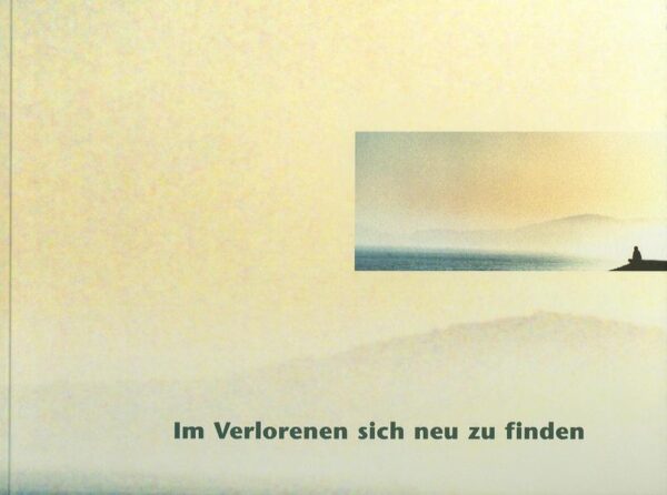 Wie tröstet man Menschen in ihrer Trauer? Verlust kann Neubeginn bedeuten. Doch wer ist in der Lage, eine solch philosophische Haltung im Augenblick des Verlustes, der von Schmerz und Trauer, Schock und Desorientierung gekennzeichnet ist, einzunehmen? Eva Dietsche hat mit Menschen gesprochen, die einen solchen Schmerz durchlebt und durchlitten haben. Ausgehend von diesen Gesprächen hat sie drei Lebensgeschichten aufgeschrieben und Gedichte zum Thema illustriert. Wie gut kennt man seinen Sohn eigentlich? Das fragt sich eine Mutter, die ihren Sohn verloren hat. Tagebuchaufzeichnungen lassen sie ihren verschlossenen, nachdenklichen und lebenshungrigen Sohn rückblickend neu entdecken. Ein Mann, dessen Frau gestorben ist, erfährt, was es bedeutet, sich nach dem Tod des geliebten Menschen neu orientieren und finden zu müssen. Nach dem Tod seines Bruder erlebt der Zurückgebliebene bei der Totenwache eine Nähe mit dem Reich des Todes, das ihm die Grenzen der Alltagswahrnehmung vor Augen führt. Dabei entdeckt er auch, wie viel Licht in der Trauer sein kann. "Im Verlorenen sich neu zu finden", so hat Eva Dietsche die Sammlung von Geschichten, die auf vielen Gesprächen beruhen, genannt. Die Erzählungen machen deutlich, dass der Tod unabhängig vom Alter - "plötzlich und unerwartet" wie es in vielen Todesanzeigen heißt - eintreten kann. Die schlichte und einfühlsame Sprache zeigt, dass Tod und Trauer zum Wesentlichen hinführen, zu Mitgefühl und Einfühlungsvermögen, zur zentralen Bedeutung des Gesprächs und der Gemeinschaft. Sie zeigen, dass, wenn auch in der Trauerpsychologie von Trauerprozess und Trauerphasen, Trauerverarbeitung und Trauerbewältigung gesprochen wird, doch jeder auf ganz eigene Art trauert. Gerade die Unterschiede, wie Trauer erlebt und wie ihr begegnet wird, machen Mut, sich auf die eigenen Gefühle der Trauer einzulassen. Wer trauert, kann sich oft nicht mehr konzentrieren, kann seiner gewohnten Arbeit nicht mehr nachgehen, kann nicht mehr lesen, kann vielleicht nicht einmal mehr Freunde sehen. Gerade die Art des individuellen Umgangs mit der Trauer der anderen kann Kraft geben in einer Situation der eigenen Hilflosigkeit und Traurigkeit. Schon die wunderbaren Photographien, die jeweils ein Motto der Erzählungen illustrieren, haben etwas Tröstendes, indem sie auf die Schönheit dieser vergänglichen Welt verweisen. Die den Band beschließenden Gedichte nehmen den Lesern für Augenblicke die Erdenschwere.