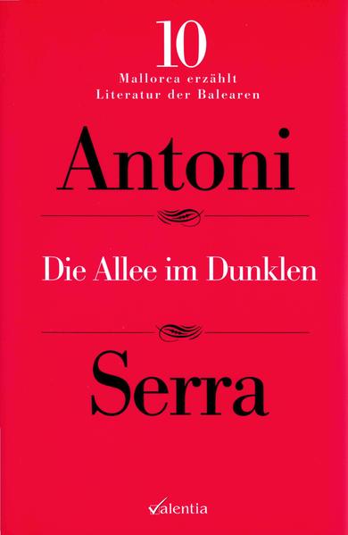 Die Allee im Dunklen ist Serras bisher einziger Roman aus der Welt der Spionage. Enric Puigdenfila, ehemals vielversprechender hoher Beamter im Diplomatischen Dienst Spaniens, frönt, seit er Vermögen und Titel der Vizegrafen von Oloscau geerbt hat, dem snobistischen Müßiggang und der privaten Insektenforschung. Aus diesem nach seinen eigenen Worten 'hedonistischen' Leben reißt ihn der Fund eines geheimnisvollen Koffers, der einem gewissen Thomas Harris gehört haben soll, heraus, und Enric muß bei seinen Ermittlungen abenteuerliche, gefährliche Situationen durchleben. Zur Erfüllung dieser Aufgabe hat ihn die inzwischen demokratische spanische Regierung wieder in Dienst gestellt, und die Spur führt ihn unter anderem nach London, wo er früher sowohl dienstlich als auch privat wie zu Hause war. Mallorca wird in diesem Roman als Spielwiese westlicher und östlicher Geheimdienste im Zeichen von Kaltem Krieg und Perestroika dargestellt. Antoni Serra, geboren 1936 in Sóller (Mallorca), studierte zunächst Medizin, zog dann aber ab 1958 durch Spanien und übte dabei alle möglichen Berufe aus: Er arbeitete als Journalist, Korrektor und sogar Zirkusclown in Cádiz. Anfang der sechziger Jahre war er in València Mitarbeiter mehrerer Zeitschriften, kehrte dann jedoch nach Mallorca zurück, wo er die Partei Partit Socialista d’Alliberament Nacional (‘Sozialistische Partei der Nationalen Befreiung’) leitete und maßgeblich an Feuilletons und Literaturbeilagen verschiedener Zeitungen mitwirkte. 1977 war er Gründungsmitglied des Verbandes katalanischsprachiger Schriftsteller (AELC) und wurde später dessen Vizepräsident. Neben seinem literarischen Schaffen veröffentlicht er regelmäßig Beiträge in der katalanischen Tageszeitung Avui und der spanischsprachigen Zeitung Diario de Mallorca sowie in der katalanischsprachigen Zeitschrift El Temps. Für seine Kriminalromane schuf er die Figur der Spürnase Celso Moreiro, er gilt als einer der repräsentativsten Krimi-Autoren Mallorcas. Serra begnügt sich im allgemeinen nicht mit einer bloßen Geschichte, sondern gestaltet Personen, Situationen und Hintergründe der Handlung betont realistisch, um nicht zuletzt den Blick der Leserin für historische und gegenwärtige Entwicklungen in Spanien und den anderen europäischen Ländern zu schärfen.