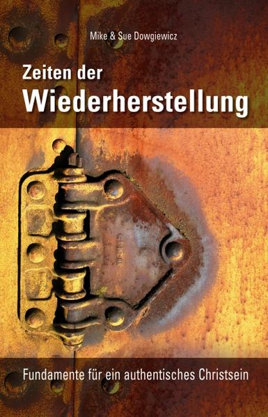 Wie können wir als Einzelne, als Familien und als Gemeinde die Vertrautheit und Vollmacht der ersten Christen zurückgewinnen? Was sind die wesentlichen Faktoren für ein authentisches Christsein? Diese Fragen stellen sich Christen nicht zum ersten Mal. Zahlreiche Erneuerungsbewegungen fühlten sich diesem Anliegen verpflichtet. Doch vieles von dem, was wir als Erneuerung bezeichnen, hat lediglich Teilbereiche geistlichen Lebens erfasst. So blieb etwa geistliche Erneuerung nicht selten auf die Spiritualität begrenzt, während Aspekte der Struktur unberührt blieben. Darum müssen wir es neu wagen zu fragen. Wir müssen es wagen, weit genug in die Geschichte der Kirche zurückzugehen. Wir müssen es wagen, am kompletten Bild neutestamentlichen Christseins Maß zu nehmen, einem Christsein, das im Kontext hebräischer Denkweise und Kultur geboren wurde. Mike und Sue Dowgiewicz leiteten zehn Jahre lang ein Rüstzentrum für geistliche Leiter in den USA. Dadurch waren sie mit den Problematiken der westlichen Kirche bestens vertraut. Schließlich öffnete ihnen ein längerer Aufenthalt in Israel die Augen dafür, in welchem Ausmaß griechische Philosophie und römische Struktur das ursprüngliche Bild bis zum heutigen Tag verzerren. Dieses Buch lädt Sie zu einer Entdeckungsreise ein. Sie werden die Charakteristiken des urgemeindlichen Lebens kennen lernen, aber auch schmerzhafte Fehlentwicklungen der frühen Kirche. Im Wesentlichen werden Sie aber eine „Landkarte“ entdecken, die Ihnen auf dem Weg zu geistlicher Erneuerung Orientierung bietet. Diese Reise führt Sie nicht in die Vergangenheit, sondern in Gottes Zukunft mit seinem Volk. Einem Volk, das sich aus Juden und Nichtjuden zusammensetzt, einem Volk, das in Christus vereint ist. "Seit Jahren begegne ich immer wieder Christen, die mich fragen: Was hat denn Paulus in Römer 11,17 mit „Wurzeln und Saft des Ölbaums“ (Luther) konkret gemeint? Was heißt das für mich als Jünger Jesu, für meine Familie, für mein gesellschaftliches Leben und für uns als Gemeinde Jesu heute? … 'Zeiten der Wiederherstellung' gibt einen hervorragenden Überblick und Einblick in dieses Thema." Harald Eckert "Welch eine Freude, wenn man etwas findet, was man schon lange gesucht hat … Was wir jetzt in diesem Buch zu lesen bekommen, ist eine totale Bestätigung dessen, was wir schon lange auf dem Herzen haben … Wir sind sehr gespannt, was dieses Buch in Deutschland für Veränderung bewirkt." Brigitte und Friedrich Richers.