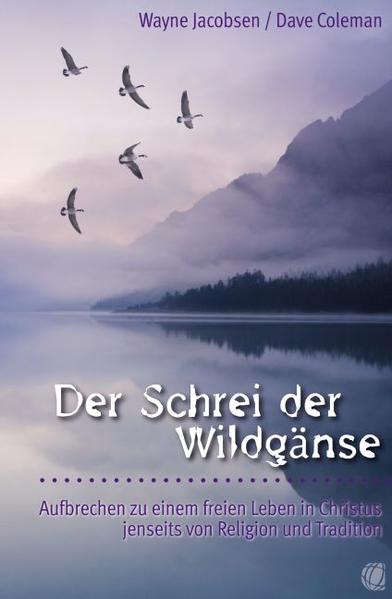 Wie können wir heute als Einzelne und in Gemeinschaft ganz praktisch in der Freiheit leben, zu der uns Christus befreit hat? Wie können wir religiöse Zwänge entlarven, die uns diese Freiheit immer wieder rauben wollen? Die Autoren haben zu diesen Fragen kein Sachbuch geschrieben, sondern nehmen uns in die spannende Geschichte von Jake Colsen hinein. Jake, zu Beginn noch Co-Pastor einer Freikirche, war mit seinem Christsein und Gemeindeleben zufrieden, bis sich Dinge in seinem Leben ereignen, die ihn vor einige Fragen stellen, und bis …-ja, bis er auf diesen nicht einzuordnenden Fremden trifft … Dieser Fremde redet von Jesus, als habe er ihn persönlich gekannt. Seine Art zu leben erschüttert Jakes bisherige Überzeugungen bis ins Mark. Ist er etwa Johannes, der Jünger, von dem Jesus sagte, er werde vielleicht leben, bis er wiederkommt? ‚Der Schrei der Wildgänse‘ beschreibt in dreizehn Begegnungen, was Jake mit diesem seltsamen Fremden erlebt. Mit dessen Hilfe gelingt es ihm, seinen größten Ängsten ins Auge zu sehen, extrem schwierige Umstände zu meistern und schließlich eine Freude und eine Freiheit zu erleben, wovon er bisher bestenfalls träumen konnte. Diese außergewöhnliche Geschichte wird Sie zum Lachen und zum Weinen bringen, und Sie werden über die Liebe des Vaters zu allen seinen Kindern vor Ehrfurcht staunen! Sie ist eine Herausforderung, neu darüber nachzudenken, um was es bei Kirche/Gemeinde letztlich geht. (Eine Stimme zum Buch).