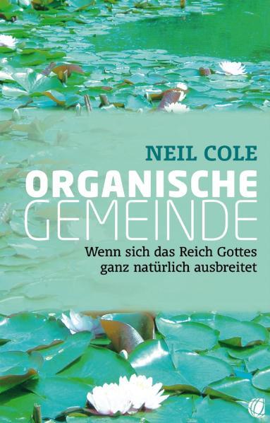 Wie wäre es, wenn Gemeinden auf organische Weise entstünden, wie kleine geistliche Familien, aus dem Boden der Verlorenheit geboren, weil hier der Samen Gottes ausgesät wurde? Diese Gemeinden könnten sich reproduzieren, wie es alle lebendigen und organischen Dinge tun. Genau dies erlebte Neil Cole, nachdem er angefangen hatte umzusetzen, was Jesus selbst zum Thema Gemeinde gelehrt hat. Innerhalb von sechs Jahren entstanden 800 Gemeinden in 32 Ländern. Diese Gemeinden treffen sich in Privathäusern, Restaurants, Cafés, Büros oder Parks, an Hochschulen, Schulen oder Stränden. In diesem Buch fasst er seine Erkenntnisse zusammen: · Welche Sicht hatte Jesus selbst von der Gemeinde · Die organische Natur des Reiches Gottes · Der genetische Aufbau des Leibes Christi · Jesu Strategie, sein Reich auszubreiten · Unsere hohe Berufung, an Gottes Plan mitzuwirken Dieses Buch ist ein Aufruf, zu unseren Wurzeln zurückzukehren. Die Gemeinde soll lebendig, organisch und mitten im Leben sein. Sie soll dort hervorkommen, wo sie am meisten gebraucht wird. Sie soll fruchtbar sein, sich vermehren und die Erde füllen, wie es Jesus beabsichtigt hat, als er dafür bezahlte.