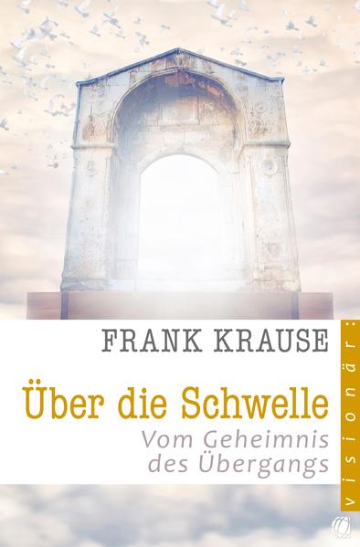 Im geistlichen Leben geht es wesentlich um Übergänge. Wir gehen von der Finsternis ins Licht, von einem egozentrischen in ein christozentrisches Leben. Dabei gilt es, eine Menge „Altes“ abzulegen, um in noch viel mehr „Neues“ einzutreten. Einige Geheimnisse des spirituellen Weges werden in diesem Buch gelüftet. Der Autor gibt dem Leser Anteil an seinen abenteuerlichen Erlebnissen und Erkenntnissen auf der Schwelle zwischen der einen und der anderen Seite. Es wird deutlich, dass wir die Schwelle weder durch religiöses Verhalten noch durch hohe Moral überschreiten, sondern an der Hand Jesu, in der Liebe des Vaters und in der Kraft des Heiligen Geistes. Gott selbst bringt uns an die Grenzen des Möglichen und trägt uns darüber hinaus. Dieses Buch vollendet die im Buch „Die Geisterstadt“ begonnene und im Buch „Unterwegs in die goldene Stadt“ fortgesetzte Reise mit dem finalen Eintritt in die Heilige Stadt und das Paradies Gottes. Eine große Vision.