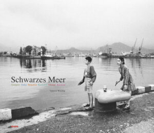 Den grandiosen Rezensionen folgte vergangenen Herbst noch der Deutsche Fotobuchpreis für unseren letztjährigen mare-Bildband. Im September erscheint der diesjährige, es ist bereits der vierte. Wieder schickten wir eine Fotografin auf die Suche nach neuen Ansichten eines alten Meeres. Achtmal reiste die Britin Vanessa Winship dafür während vieler Monate an die Ufer des Schwarzen Meeres. Ausschließlich in Schwarzweiß fotografierte sie auf ihren Reisen in den sechs Küstenländern Türkei, Rumänien, Bulgarien, Russland, Ukraine und Georgien. Es waren Fahrten zurück in vergangene Jahrzehnte. Stille Fischerdörfer in Rumänien, monumentale Prachtbauten der Stalin-Ära in Russland, ins Gebet versunkene orthodoxe Gläubige in Georgien, eifrige Elevinnen in der Ukraine, stolze Preisringer in der Türkei oder archaische Eselsfuhrwerke in Bulgarien – immer gelangen Vanessa Winship Bilder voller Melancholie und tiefer Ruhe. In ihren Porträts zeigt sie Menschen, die sich auf geheimnisvolle Weise unbemerkt fühlen. Bei aller anteilnehmenden Beobachtung beweist Winship aber stets auch ihren meisterhaften Umgang mit dem Licht. Ihre Fotografien versammeln sich in diesem Band zu einem fesselnden Bilderbogen von höchst verschiedenen Küsten, die, beinahe vergessen, durch das Schwarze Meer mit seiner großen, alten Geschichte verbunden sind. Vanessa Winship, geboren 1960 in England, studierte Film, Video und Fotografie an der Westminster University in London. Seit 1992 arbeitet sie als freie Fotografin. Ihre Arbeiten hat sie in mehreren nationalen und internationalen Einzelausstellungen gezeigt. 1998 wurde sie mit dem Ersten Preis des World Press Photo Award in der Kategorie 'Art stories' geehrt. Vanessa Winship lebt in Istanbul.