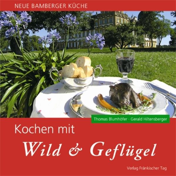 Thomas Blumhöfer und Gerald Hiltensberger kochen in der Neuen Bamberger Küche wieder 30 regionale und saisonale Gerichte, dieses Mal mit Wild und Geflügel. In ihrem Vorgängerband aus dem vergangenen Jahr haben alle Rezepte mit Bier oder Wein zur tun, jetzt geht es um Reh, Hirsch, Ente, Huhn u.a. Variation und Tradition stehen dabei im Mittelpunkt. Die Autoren legten dabei größten Wert darauf, Produkte aus der Region zu verwenden, die man auch leicht beschaffen kann. Neben den klassischen Rezepten wie Rehrücken oder Ente gibt es auch außergewöhnliche Rezepte, zum Beispiel Wildschwein-Pie oder Geschnetzeltes vom Damhirsch. Am Ende darf man sich auf ein 3-Gänge-Festtagsmenü freuen. Den Abschluss bilden Tipps und Tricks zur Handhabung mit Wild- und Gelfügelfleisch. Thomas Blumhöfer, geboren in Bamberg, interessierte sich bereits im Alter von fünf Jahren für die Koch- und Backkunst. Inzwischen bekocht er seit 20 Jahren seine Familie und seine Freunde - wenn er nicht gerade Bücher schreibt. Gerald Hiltensberger, geboren in Kempten im Allgäu, kocht bereits seit über 35 Jahren mit zunehmenden Erfolgen bei Familie und Freunden.