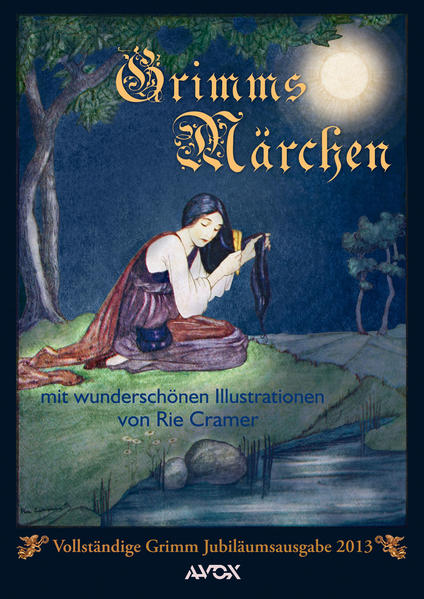 DIE VOLLSTÄNDIGE ILLUSTRIERTE GRIMMS MÄRCHEN JUBILÄUMSAUSGABE 2013 entstand aus Anlass des Jubiläumsjahres „GRIMM 2013“ zu Ehren der Brüder Grimm sowie in Würdigung des Lebenswerks der begnadeten niederländischen Illustratorin Rie Cramer. Im Jahr 2013 feiern wir 200 Jahre Grimms „Kinderund Hausmärchen“. Die hier vorliegende Ausgabe enthält sämtliche 200 Märchen und 10 Kinderlegenden der 7. Auflage, der „Großen Ausgabe“ letzter Hand von 1857. Die wunderschönen Illustrationen Rie Kramers zu Grimms Märchen entstanden in den zwanziger Jahren und wurden aufgrund ihres äußert schlechten Erhaltungszustandes vom Herausgeber aufwendig digital restauriert. RIE CRAMER (10.10.1887−18.07.1977) war eine begnadete niederländische Illustratorin und Schriftstellerin, die ein reichhaltiges Werk hinterließ. Unter anderem illustrierte sie Märchen der Gebrüder Grimm, Charles Perraults und Hans Christian Andersens, verfasste Romane und Hörspiele. Ihr künstlerisches Schaffen wurde nachhaltig geprägt durch ihre schwierige Kindheit. Doch immer siegte das Licht in ihren Werken. WARUM MÄRCHEN: Als man Albert Einstein einst fragte, ob Märchen für Kinder heutzutage noch von Wichtigkeit seien, antwortete er spontan: „Wenn Sie möchten, dass Ihre Kinder intelligent werden, dann erzählen Sie ihnen Märchen.“ Wie ein See bestehen wir Menschen aus einer unsteten, mit den verschiedenen Witterungen sich stetig wandelnden, bewussten Oberfläche und einer stillen, unbewussten Tiefe, die jene schillernde Oberfläche trägt. Diese endloseTiefe bildet das Zuhause der Urerfahrungen der Menschheit und zugleich auch die Quelle unserer Kreativität, Lebendigkeit und unseres Lebenssinns. Sie spricht zu uns in den Bildern, Gefühlen und Sehnsüchten der Träume, Märchen und Mythen. Und da diese wissende Tiefe ein Teil unser selbst ist, vermag jedes Kind bereits diese Märchen intuitiv zu verstehen, als eine angeborene Sprache, als die innere Stimme die deshalb auch nicht erlernt werden muss. Märchen bilden die tiefere Verbindung zu unserer Seele, zu unserer Ganzheit und Integrität. In der heutigen Zeit, da es Mode geworden ist, ein Leben nur mehr an jener begrenzten, wandelbaren Oberfläche zu führen, sich unaufhörlich an leeren Äußerlichkeiten zu orientieren, muss dass Leben aufgrund des Abgeschnittenseins von der Tiefe zwangsläufig wissenslos, gewissenlos und sinnentleert werden. Die Menschen treiben dahin wie totes Holz auf der Oberfläche ohne tieferen Halt. Die wunderschöne Märchensammlung der Brüder Jacob und Wilhelm Grimm ist ein seit vielen Generationen bereits erprobtes Mittel, den geheimnisvollen Dialog mit der inneren Tiefe wieder aufzunehmen, den stillen Schatz zu heben und den Kindern eine Orientierung zu geben. In Grimms Märchen gewinnt noch immer der Ehrliche, Offenherzige, Liebende und der Betrüger wird bestraft. www.avox-verlag.de/index.php/grimms-maerchen