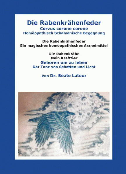 Die Rabenkrähe ist ein sehr ungewöhnlicher Vogel mit hoher Intelligenz. Einerseits als Schattenwesen und Todesvogel verschmäht oder verachtet, andererseits als magisches Wesen bewundert und verehrt, kommt ihn seit Urzeiten bei uns und vielen anderen Kulturen eine große symbolische Kraft und eine tiefe Verankerung in der Mythologie zu. Unter Schamanen gilt er als Helfer an der Grenze zwischen Leben und Tod. Trotz seiner archaischen Verbindung zur spirituellen Welt, Heilkunde und Magie war Corvus corone in der Homöopathie bislang kaum bekannt und ist erst seit wenigen Jahren auch als homöopathische Arznei verfügbar. Das Buch gibt den bis heute ergründeten Erfahrungsschatz der Autorin mit dem Rabenwesen wieder, eine echte Pioniersarbeit. Seit vielen Jahren befasst sich Dr. Beate Latour, homöopathische Ärztin, mit den Verbindungen zwischen Homöopathie und Schamanismus, zwischen moderner Medizin und alter Heilkunst. Die Rabenkrähe, ihr persönliches Krafttier, hat es ihr schon seit langem angetan. Die Geschichte vom Krabat berührte sie bereits in frühester Jugend tief. So begann sie vor einigen Jahren, das heilerische Potenzial die Rabenkrähe zu erforschen mittels Verreibens der Rabenkrähenfeder, schamanischem Reisen und ersten Anwendungen in ihrer Praxis. In ihrem hübsch aufbereiteten, mehrfarbigen Büchlein vermittelt die Autorin die Essenzen der erlebten Gesamtprozesse, aus ihrem ganz persönlichen Verständnis heraus. Der Inhalt erhebt keinen Anspruch auf Vollständigkeit oder Objektivität, denn er im subjektiven Erleben der Autorin verfasst. Dabei entstand ein direkter, authentischer Text voller Bilder, Träume und Lyrik. Das Buch ist klar und übersichtlich strukturiert und dient somit auch als umfassender Fundus für eine primäre Materia medica des Raben. Vor allem ist er aber eine Liebeserklärung an einen faszinierenden Vogel, ein Flugbericht zwischen den Welten.