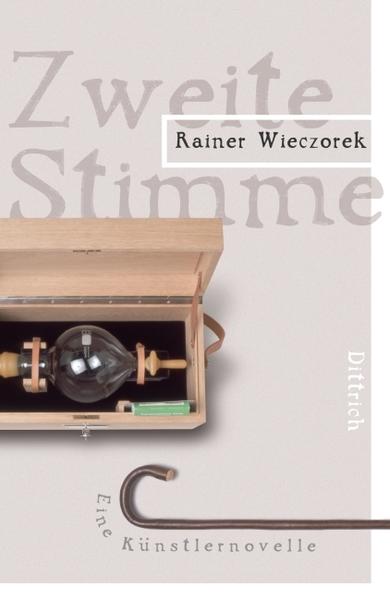 Baumeister ist Schriftsetzer, der gemeinsam mit seiner Linotype-Maschine ausgemustert wurde und nun frühpensioniert und verwitwet im hessischen Odenwald auf einem viel zu großen Grundstück lebt. Von der Welt, die ein halbes Menschenleben so aussah, als würde sie immer so weiterbestehen, ist ihm nach dem Tod seiner Frau, dem Auszug seiner Tochter und der technischen Revolution im Buchsatz nicht mehr viel geblieben. Seinen Enkeln wird er wohl einmal erklären müssen, was eine Stechuhr war, eine Kantine, eine Urabstimmung […] Paula, Baumeisters Tochter, studiert in Kiel, wo sie ihre Examensarbeit 'Zukunft der Arbeit' konzipiert: Wenn sie zu Besuch kommt, blüht Baumeister auf. Eines Tages lernt Baumeister auf einem Waldweg den 'Spaziergangswissenschaftler' Richard Skala kennen. Skala arbeitet jenseits der Kategorien von Nützlichkeit und Verwertbarkeit, und Baumeister wird bald Archivar dessen zahlreicher Kunstwerke. In der Auseinandersetzung mit Skalas Kunst erarbeitet sich Baumeister die Möglichkeit, sein Leben noch einmal völlig neu zu gestalten, anders zu erzählen. Er wird Skalas kongenialer Partner und geht mit seinem 'neuartigen Archivkonzept' sogar über dessen Radikalität hinaus. Wer glaubt, es hier nur mit der skurrilen Phantasie des Autors zu tun zu haben, der täuscht sich. Der Spaziergangswissenschaftler in der Novelle hat ein reales Vorbild.