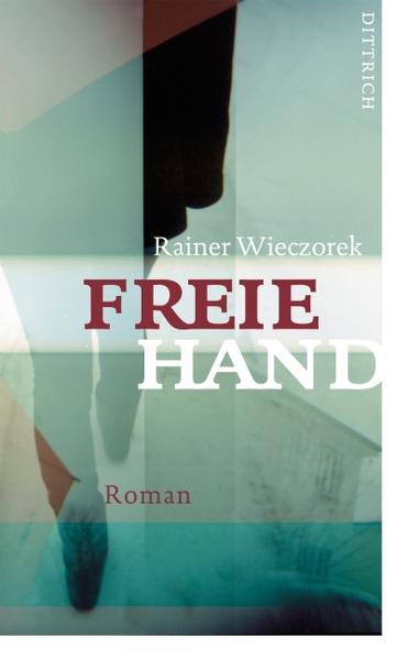 Was verbindet die ferne weite Welt der Sterne mit dem Universum der Literatur? 'Freie Hand' erzählt vom Auf- und Ableben eines Literatur- und Jazzclubs. Zwei Freunde gründen mit Geschick und Unterstützung von privater und kommunaler Seite das 'ZwölfElf'. Eine ehemalige Isolierstation des Evangelischen Krankenhauses aus dem Jahr 1915 wird als Kulturtreffpunkt hergerichtet. Musiker und Autoren treten auf, bekannte und weniger bekannte Namen, denen Rainer Wieczorek in 'Freie Hand' ein kleines literarisches Denkmal setzt. Der tägliche Blick auf die Sterne gibt Wieczoreks Protagonist die Möglichkeit, seine Beobachtungen mit einer Naturbetrachtung ganz besonderer Art zu kontrastieren. Da er hauptberuflich für die Sendung 'Sternzeit' beim Hörfunk arbeitet, werden die Geschehnisse rund um das Kulturhaus mit sichtbaren und unsichtbaren Phänomenen aus den Tiefen des Weltalls in Schwingungsverhältnisse gebracht. Die kosmologischen Betrachtungen stellen dem Literaturbetrieb manchmal eine Welt aus Staub, Gas und Leere an die Seite. Dann aber auch eine Welt, die es zu entziffern und zu entdecken gilt, ein Universum, das nie still steht, sondern sich ins Unbekannte ausdehnt und durch das wir lesend, lachend, liebend - rasen. Scharfsinnig und mit leisem Witz reflektiert der Autor die Veränderungen im freien und unabhängigen Kulturbetrieb der letzten zwei Jahrzehnte und bezieht Stellung zum derzeitigen Stand der Literatur in einer vermarktungsorientierten Gesellschaft. Flirrend und leicht ums Herz wird einem, liest man die feinsinnigen Beschreibungen jener Abende im 'ZwölfElf', wo die Aura von Literatur plötzlich greifbar scheint.