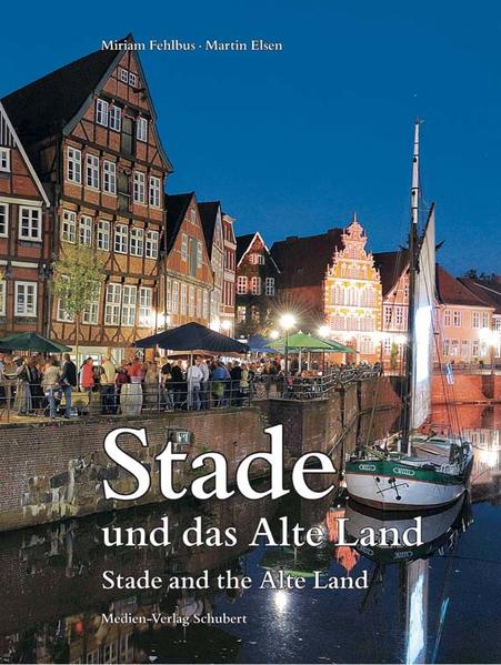 Sie ist eine kleine Hansestadt am Wasser und hat eine großartige Kulisse rund um ihr Hafenbecken: Die Stadt Stade im nördlichen Niedersachsen lädt Besucher zum Träumen ein. Wo Fachwerkhäuser und Schiffe so dicht zusammenkommen, wird die Zeit der Hanse mit ihren Kaufmannsleuten greifbar. Maritime An- und Einsichten werden von der Stader Redakteurin Miriam Fehlbus um wichtige Informationen aus der Stadtgeschichte ergänzt. Das Alte Land und die Elbe verleiten zur Spurensuche im Umland. Ob bei einem Ausflug entdeckt oder mit dem Stolz des Einheimischen genossen: Die Aufnahmen des Stader Fotografen Martin Elsen zeigen die schönsten Seiten der 50.000-Einwohner-Stadt.