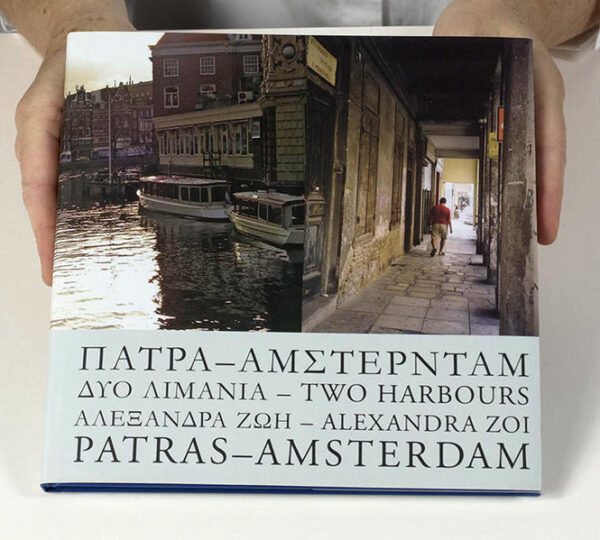 Teil des offiziellen Programms der kulturellen Hauptstadt Europas Patras 2006. Die aus Patras/Griechenland stammende Künstlerin lebt in Amsterdam. In dem Buch nimmt sie uns mit auf eine Reise durch diese beiden europäischen Städte. Fotos und Texte erzählen von ihren beiden Heimatorten und deren Alltag. Sie reflektiert damit die Universalität der subjektiven Wahrnehmung.