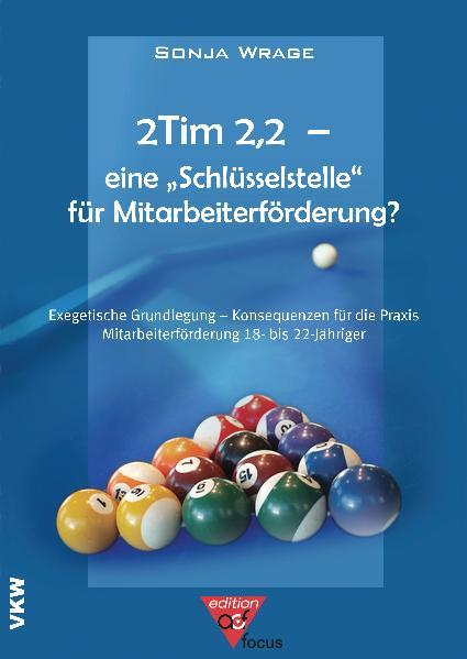 2Tim 2,2 wird im evangelikal geprägten Gemeindekontext vorwiegend als ‚die neutestamentliche Schlüsselstelle‘ im Blick auf Förderung von Mitarbeitern durch Nachahmung zitiert. Diese Art der Mitarbeiterförderung wird in der Regel mit einem Jüngerschaftsprozess verglichen. Allerdings fehlt aus Sicht der Verfasserin in der deutschsprachigen Literatur der exegetische Nachweis für diese These. Die nachstehenden Ausführungen sind ein Versuch, die Aussagen der Gemeindeliteratur exegetisch zu überprüfen und diese Lücke zu schließen. Basierend auf einer literarischen Untersuchung zum Forschungsstand und einer empirischen Studie innerhalb eines CVJM Ortvereins in Baden zieht Sonja Wrage Konsequenzen für die Praxis der Mitarbeiterförderung 18- bis 22-Jähriger. „Missionarische Gemeindearbeit lebt nicht zuletzt von Mitarbeitenden, die selbst im Glauben gegründet, gewachsen und mündig geworden sind. Hier zeigt sich ein Nadelöhr für jede Gemeindeentwicklung: Gelingt es, junge Christen in ihrer persönlichen Christus-Nachfolge („Jüngerschaft“) so zu fördern, dass sie mit Freude verbindlich mitarbeiten, das Leben mit anderen jungen Menschen teilen und sie so auf dem Weg zu eigenem Glauben begleiten können? Sonja Wrage zeigt dafür ausgehend von 2 Tim 2,2 verheißungsvolle Perspektiven auf.“ Prof. Dr. Michael Herbst, Lehrstuhl für Praktische Theologie, Ernst-Moritz-Arndt-Universität Greifswald, Theologische Fakultät, Institut zur Erforschung von Evangelisation und Gemeindeentwicklung (IEEG) „Diese grundlegende Aufarbeitung des biblischen Grundsatzes der Mitarbeiterbildung sollte in Grundkursen des CVJM und der Gemeinde gründlich buchstabiert werden. Dann haben wir guten Grund zu der Hoffnung, dass die Kirche Jesu Christi in lebendiger Gemeinschaft gegründet bleibt.“ Albrecht Kaul, stellvertretender Generalsekretär des CVJM-Gesamtverbands in Deutschland mit Sitz in Kassel. Sonja Wrage, Jahrgang 1967. Studium am Theologischen Seminar Adelshofen (bei Heilbronn). Von 1997-2003 in der Gemeindearbeit tätig, insbesondere in der Kinder- und Jugendarbeit mit Schwerpunkt Mitarbeiterförderung junger Erwachsener. 2006 Absolvierung des Masterstudiums in Praktischer Theologie (Theologisches Seminar Adelshofen, in Verbindung mit der University of South Africa, Pretoria). Sonja Wrage lebt heute in der Kommunität Adelshofen. Sie verantwortet den Bereich Arbeit unter Kindern, ist Dozentin für Sektenkunde und führt u.a. Seminare und Mitarbeiterschulungen durch.