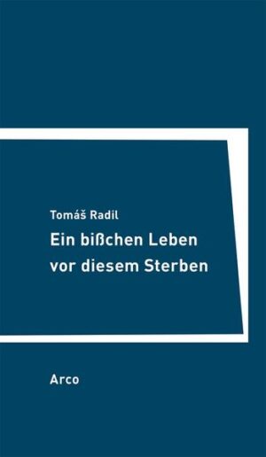 Jungen auf einem Fußballplatz. Was hier gespielt wird, ist nicht Fußball, und der Platz ist in Auschwitz. Spaß bei diesem Spiel hat nur die SS: Wer mit dem Kopf die Latte berührt, darf noch etwas weiterleben. Wer zu klein ist, ist groß genug, um gleich zu sterben. Die Überlebenden, Kinder von 13, 14 Jahren, werden bald darauf ins »Zigeunerlager « in Birkenau gesteckt, benannt nach denen, die bis zu ihrer Ermordung im Sommer 1944 hier gefangengehalten wurden. Was tun jüdische Kinder, die wissen, daß sie am nächsten Tag getötet werden? Sie ermessen die Aussichtslosigkeit. Sie reden miteinander. Sie beten das Kaddisch, das jüdische Totengebet, über Stunden. Die Kapos, Helfershelfer der Henker und selbst doch Juden, lassen es zu. Ein Einziger der Eingeschlossenen entflieht aus einer Dachluke, wird erwischt oder nicht. Einer fängt an zu singen, verschiedene Stimmen fallen ein in den ungarischen Kanon. Tomáš Radil gehört zu den wenigen Jugendlichen, die Auschwitz überlebten und darüber berichten konnten. Von Selektionen, von Doktor Mengele, von Qualen. Aber wer wollte das hören? Als er nach der Befreiung zum Unglücksboten wird, der ungarischen Juden berichtet, wo ihre Familien geblieben sind, richtet sich deren Verzweiflung gegen ihn. Unter den Displaced Persons erkennt er einen Kapo, Mittäter aus dem KZ, und trifft auf Mitgefangene, die aus Angst vor dem NKWD ihre Identität verschleiern. Er springt aus einem anfahrenden Zug, als ihn Ungarn bedrohen: »Die Juden ins Gas!«. Erfährt, wie auch das Überlebthaben zu einer Last wird. Erlebt, wie sein Vater nach der Ermordung seiner Frau ein gebrochener Mann ist. Er befreit sich - wenn es das gibt - ein Leben lang davon, auch mit diesem Buch. Einem Bericht, in dem die Unmittelbarkeit des damaligen Erlebens sich mit seinen heutigen Reflexionen verbindet. Es ist seine Geschichte davon, »wie mich Zufall, Solidarität und Lebenswille gerettet haben«.