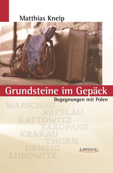 Mit “Grundsteine im Gepäck” gelingt Matthias Kneip ein ungewöhnliches und wohl einmaliges Porträt Polens, ein Mosaik aus Gedichten und Prosastücken, in dem der junge deutsche Autor Szenen des polnischen Alltags ebenso feinfühlig und liebevoll beschreibt wie die Atmosphäre polnischer Städte. Krakau, Breslau oder Danzig erhalten in den Reiseskizzen von Kneip ein Gesicht, drücken eine Stimmung aus, wie sie wohl nur jemand in der Lage zu zeichnen ist, der mit deutschen und polnischen “Grundsteinen im Gepäck” unterwegs ist.