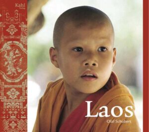 Tiefer unberührter Dschungel, klare frische Gebirgsbäche und tosende Wasserfälle, ein besonders herzlicher und nahbarer Menschenschlag und die verschiedenen sanften Religionen machen Laos zu einer Perle Asiens. Olaf Schubert stellt mit diesem Band die Region am Mekong, der Mutter aller Wasser, vor. Mit eindrucksvollen Bildern präsentiert er die Besonderheiten, aber auch den Alltag der laotischen Welt. In den abgelegenen, fantastischen Bergregionen von Nordlaos besuchte Olaf Schubert das Raketenfest zur Anrufung des Regens vor der beginnenden Monsunzeit. In der einzigartigen Klosterstadt Luang Prabang beobachtete er die Zeremonien des buddhistischen Neujahrsfestes und die Buddhawaschungen im Tempel "Xieng Thong" - eine zum Weltkulturerbe zählende Region, die momentan zu neuer Blüte gelangt. Über die Ebene der Tonkrüge, einem bis heute nicht gelösten Rätsel, geht es in den Süden von Laos, bis hin zu den größten Wasserfällen Südostasiens, den Mekongfällen. Der Tempelberg Vat Pou bei Champasak leitet mit seiner vorangkorianischen Struktur hinüber in das nicht weit entfernte Angkor Wat in Kambodscha.