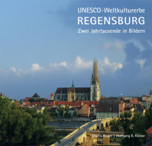 Regensburg, das „mittelalterliche Wunder Deutschlands“ und die „nördlichste Stadt Italiens“, ist seit dem Jahr 2006 UNESCO-Welterbe. Die Lage an der Donau und das römische Erbe, die romanischen Kirchen, die Steinerne Brücke, Patrizierburgen und Geschlechtertürme, der gotische Dom und das Alte Rathaus erzählen von seiner Blütezeit. Als die ganz große Zeit der Stadt vorbei war, brachten der „Immerwährende Reichstag“, das Barock und die Fürsten von Thurn und Taxis neuen Glanz nach Regensburg. Aber auch das frühe Bayern, Herzöge, Könige und Kaiser, Bischöfe und Mönche, Kaufherren, Künstler, große Gelehrte und Diplomaten aus vielen Teilen Europas haben hier bis heute ihre Spuren hinterlassen. Dieser Bildband zeigt aus oft ungewöhnlicher, wenn nicht gar unbekannter Perspektive Motive, die zwei Jahrtausende Regensburger Geschichte beleuchten. Außergewöhnliche Fotografien von Wolfgang B. Kleiner und Texte von Martin Kluger führen von der Gründung im Jahr 179 nach Christus bis in die Gegenwart der bayerischen Stadt.