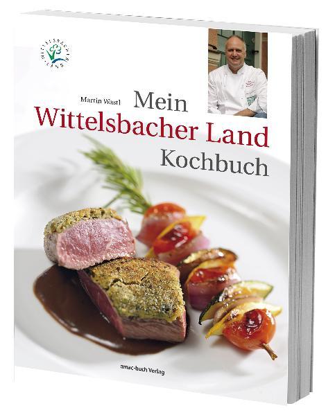 Das Wittelsbacher Land erstreckt sich nordwestlich von München mit seinen Naturschönheiten und vielfältigen Erholungsmöglichkeiten. Dieser für Deutschland historisch so bedeutende Landabschnitt ist hügelig, fruchtbar und bietet der Köchin/dem Koch alles, was das Herz begehrt. Zahlreiche Hofläden laden den Besucher ein, herrlich frische Ware wie Fleisch, Fisch, Obst und Gemüse einzukaufen. Für das leibliche Wohl sorgt Martin Wastl mit seinen Rezepten, die er im Gasthaus zum Tavernwirt seinen Gästen serviert. Der über die Grenzen des Wittelsbacher Landes hinaus bekannte Koch stellt nun in diesem Buch seine schönsten und besten Rezepte vor. Die Rezepte verbinden traditionelle regionale Küche mit moderner Leichtigkeit und herrlichem Geschmack. Neben wertvollen Tipps zu Martin Wastls kulinarischen Genüssen finden Sie außerdem eine fachkundige Warenkunde, Frischemerkmale z.B. bei Fischen, sowie die Bezugsquellen seiner Zutaten aus der Umgebung. Geschichten um das Wittelsbacher Land laden Sie ein, dieses prominente Fleckchen Erde und den Tavernwirt zu besuchen. Abgerundet mit wunderschönen Fotografien, die Zeugnis von der Schönheit dieser beeindruckenden Landschaft ablegen, wird dieses Buch zu einem besonderen Erlebnis. Lassen Sie sich verführen!