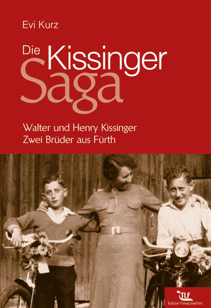 Die Kissinger-Saga - das ist die Familiengeschichte zweier Amerikaner deutsch-jüdischer Herkunft: Staatsmann, Nobelpreisträger und Medienstar der eine, erfolgreicher Top-Manager der andere. Nie zuvor haben Walter und Henry Kissinger Fremden Einblick in das Leben ihrer Familie gegeben. Evi Kurz hat es geschafft, das Vertrauen der beiden Brüder zu gewinnen. In vielen persönlichen Begegnungen und bei gemeinsamen Besuchen an den Orten der Kindheit und der Jugend erhielt sie Einblick in die ungewöhnliche und wechselvolle, in die spannende und berührende Geschichte einer aus Fürth stammenden Familie. „Keine Interviews zum Privatleben“ - mit dieser Auskunft hielt Henry Kissinger neugierige Journalisten jahrzehntelang auf Distanz. Dagegen setzte die Fürther Journalistin Evi Kurz ihre Idee eines Familienportraits. Von Kissingers Heimatstadt aus baute sie beharrlich an einer Brücke des Vertrauens nach Amerika, die schließlich trug. Nach jahrelangen Recherchen und vielen persönlichen Gesprächen entstand das Portrait zweier jüdischer Fürther Jungen, die aus Hitler-Deutschland fliehen mussten, in Amerika große Karrieren machten und doch ihre Heimat nie vergessen haben.