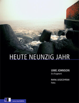 Uwe Johnson wollte so sein Buch HEUTE NEUNZIG JAHR angekündigt sehen, zum Druck vorgesehen war es für das Jahr 1984 - eine Geschichte des Schreiners Heinrich Cresspahl, die zu einer Geschichte Mecklenburgs und Deutschlands werden sollte, vom Oktober 1888 bis zum Winter 1978. Der Text bricht mit einer Begebenheit im Juni 1946 ab. Johnson erlebt eine Veröffentlichung nicht mehr. Nach seinem Tod lag das Fragment auf seinem Schreibtisch. Norbert Mecklenburg hat es herausgegeben. Dieses Buch bringt das Fragment Johnsons in einer neuen Ausgabe - zusammen mit Bildern des polnischen Fotografen Rafal Leszczynski. Die Fotos zeigen das Licht und das Wasser der Ostsee, in immer neuen Tönen - Ergebnis einer Jahre währenden Suche an der Küste Polens. Und die Ostsee, das Wasser, gehören zu Johnson wie die Erinnerung. Jedes der vier Bücher, die zusammen Johnsons Hauptwerk JAHRESTAGE bilden, beginnt oder endet am Wasser: »Lange Wellen treiben schräg gegen den Strand, wölben Buckel mit Muskelsträngen, heben zitternde Kämme, die im grünsten Stand kippen.« So der Beginn des ersten Bandes. Und die JAHRESTAGE sind die Welt auch des hier vorliegenden Fragments - und doch findet der letzte Text Uwe Johnsons einen ganz eigenen Ton, einen ganz eigenen Rhythmus. In seinem Nachwort zu dieser Ausgabe ordnet Roman Bucheli das Fragment HEUTE NEUNZIG JAHR in den Erzählkosmos von Uwe Johnson ein.