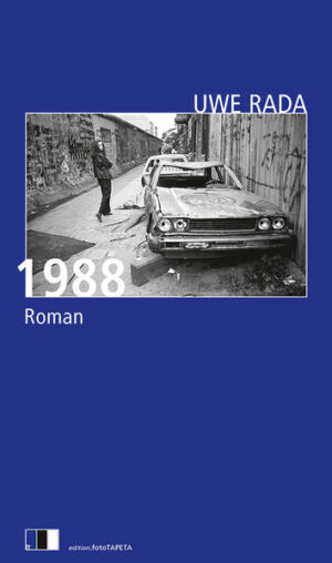 In Westberlin wird der „Revolutionäre Erste Mai“ begangen, in Polen beginnen die Frühjahrsstreiks der Solidarno??, und Schriftsteller aus Ost und West diskutieren über den „Traum von Europa“: Im Mai 1988 lernen sich in einer Kreuzberger Hinterhofkneipe Jan und Wiola kennen. Er schlägt sich mit Jobs durch und geht keiner Straßenschlacht aus dem Weg. Sie stammt aus Krakau, promoviert in Berlin über die polnische Romantik und wirft Jan vor, ein Revolutionsromantiker zu sein, der sich für das, was jenseits des Eisernen Vorhangs passiert, nicht interessiert. Dennoch verlieben sich beide ineinander. An all das erinnert sich Jan, als er fast dreißig Jahre später von Wiola einen Brief bekommt. Er erinnert sich auch daran, wie ihn Wiola gleich zu Beginn ihrer Geschichte vor eine Entscheidung stellt. Entweder du bekommst meinen Körper, oder du bekommst meine Geschichte. Beides kann ich dir nicht geben. Zur ihrer Überraschung entscheidet er sich für ihre Geschichte. Doch eine platonische Liebe ist und bleibt eine Liebe. Ohne zu überlegen fährt Jan los. Ein zweites Mal von Berlin nach Krakau. Ein zweites Mal die Reise nach Polen, die für Jan und Wiola im November 1988 zu einer Schicksalsreise wurde. Dabei spürt Jan auch, welche Macht Wiola noch immer über ihn besitzt. Er wehrt sich gegen sie, wird aber immer tiefer in den Strudel der Erinnerungen hineingezogen. Am Ende bleibt ihm nur eine Möglichkeit, sich davon zu befreien. 1988 - ist eine Roman über ein vergessenes Jahr, in dem in Berlin die Zeit stehen geblieben scheint, ihn Polen aber schon alle Zeichen auf Veränderung stehen. - ist eine Liebesgeschichte und ein Roadmovie zwischen Westberlin und Krakau - ist eine Geschichte zweier Liebender, die versuchen, eine gemeinsame Sprache zu finden in einer Zeit, in der Europa in zwei Blöcke geteilt ist. - ist die Geschichte einer amour fou, einer leidenschaftlichen platonischen Liebe. - ist eine Parabel über die Freiheit in Ost und West und über das gemeinsame Territorium, das sie hervorbringen könnte: Mitteleuropa. - ist eine Geschichte über das Erinnern und die Macht einer großen Liebe.