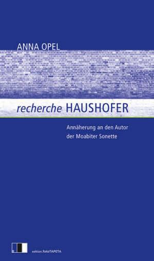 „Es gibt wohl Zeiten, die der Irrsinn lenkt …“ Eine Frau blickt von ihrem Balkon in Moabit auf den Kriegsgräberfriedhof und auf das Grab Albrecht Haushofers. Er ist so gut wie vergessen, genau wie seine Geschichte. Die Autorin beginnt mit ihrer Annäherung, befragt Texte, Orte, Fotos und findet eine widersprüchliche Lebensgeschichte. Haushofer, anfangs Berater für die NS-Außenpolitik und später ein Mann des Widerstandes, schrieb seine „Moabiter Sonette“ in der Haft im Zellengefängnis Lehrter Straße. Er legt darin Zeugnis ab über das, was er als seine Schuld erkennt. Die Nazis brachten ihn vor 75 Jahren in Moabit um, wenige Tage vor Kriegsende. Die Recherche der Nachgeborenen wird zum Zwiegespräch.