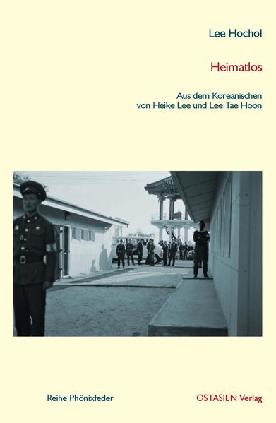 Der vorliegende Band bietet eine repräsentative Auswahl des erzählerischen Gesamtwerks Lee Hochols (*1932), eines der bekanntesten koreanischen Gegenwartsautoren. Geboren in Wonsan, einer Hafenstadt im heutigen Nordkorea, geriet Lee während der Wirren des Koreakrieges (1950-53) in den Süden des Landes und entschied sich, dort zu bleiben. So befasst er sich in den ersten vier Erzählungen dieses Bandes, die in den 1950er Jahren entstanden, mit der Thematik dieses Krieges. Im Zentrum der in diesem Band vorgestellten Prosa steht jedoch Lees Werk der 1960er und 1970er Jahre, jener Zeit, in der Park Chung Hee als Präsident der 3. und 4. Republik Südkorea in eine Entwicklungsdiktatur führte. Drei Erzählungen aus den 1990er Jahren runden diese Auswahl ab, in ihnen thematisiert Lee noch einmal eines der wichtigsten Anliegen seines gesamten literarischen Schaffens - die Verarbeitung der nationalen Teilung, des Traumas seiner Generation. Im Februar 2013 wurde in Südkorea erstmals eine Frau in das Amt des Präsidenten eingeführt. Park Geun Hye ist die Tochter Park Chung Hees, jenes Mannes, der 1961 durch einen Militärputsch an die Macht kam und bis zu seiner Ermordung 1979 die Geschicke Koreas lenkte. An seiner Person scheiden sich die Geister: Ist er für die einen der Modernisierer par excellence, der „starke Mann“, der in dem zu Beginn der 1960er Jahre noch zu den ärmsten Staaten der Welt gehörenden Südkorea die Grundlagen für eine rasante wirtschaftliche Entwicklung legte, so sehen die anderen in ihm den brutalen Diktator, der Oppositionelle ins Gefängnis werfen ließ und selbst vor Folterungen und politisch motivierten Morden nicht zurückschreckte, unter dem Banner des Antikommunismus demokratische Grundrechte mit Füßen trat und politischen Gehorsam mit wirtschaftlichen Geschenken belohnte. Beide Sichtweisen spiegeln Realität wider, es sind die zwei Seiten einer Medaille - der sogenannten nachholenden Modernisierung. Vor diesem politischen Hintergrund sind die in den 1960er und 1970er Jahren entstandenen Erzählungen dieses Bandes zu verstehen. Lee Hochol hält der Entwicklungsdiktatur den Spiegel vor - jenseits wirtschaftlicher Entwicklungspläne, beeindruckender Exportstatistiken oder erschütternder Berichte über Menschenrechtsverletzungen. Seine Protagonisten sind die „kleinen Leute“. Um ihr Denken und Fühlen, ihre Ängste geht es in seinen Erzählungen. Für sein literarisches Werk erhielt der Autor in Korea zahlreiche Auszeichnungen, u.a. den Hyundai Literaturpreis (1961), den Tongin-Literaturpreis (1962) sowie den Orden für besondere Verdienste im Kulturbereich (2002).