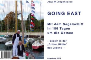 Zunächst der Bericht über einen Halbjahres-Segeltörn, den Gisela Brehmer-Ziegenspeck und ihr Ehemann 2009 machten und der sowohl die weibliche Sichtweise als auch die männliche dieser herausfordernden Reise rund um die Ostsee in informativen Texten und ausdrucksstarken Fotos zur Geltung bringt: Darum wurde das Buch als Wendebuch konzipiert, das vorne und hinten gelesen werden kann (vgl. Tagebuchnotizen von Bord der MSY "Nordlicht" ) Dieses erste Buch der kleinen Segelreihe wurde von der Autorin und dem Autor zwar unabhängig voneinander verfasst, doch stets deutlich aufeinander bezogen. Es ist recht eigenwillig gestaltet: Das Buch in Ringbindung ist im DIN A-4 - Querformat erschienen und von beiden Seiten zu lesen. Wer es in die Hand nimmt und aufschlägt, wird entweder von der Autorin oder dem Autor zum Lesen eingeladen, denn das Buch wurde so konzipiert, dass man mit der Lektüre je nachdem, wie man es dreht und wendet, von der einen oder anderen Seite beginnen kann. Die Drahtkammbindung kommt dem Erfordernis optimaler Handhabung des gewichtigen Konvoluts entgegen. Wer also das eine Buch kauft, bekommt das andere zu einem Preis mit, der bei diesem Umfang und der Fülle von Farbfotos (weit über 600!) unschlagbar sein dürfte. Gisela Brehmer-Ziegenspeck und Jörg W. Ziegenspeck mögen Menschen, Länder und Kulturen - das merkt man. Sie war bis zum Erreichen der Altersgrenze niedergelassene Kinderärztin in Hamburg, er umtriebiger Hochschullehrer an der Universität in Lüneburg. Einer seiner wissenschaftlichen Schwerpunkte war die Segel- und Erlebnispädagogik. Nun machten sich beide auf, um zu beweisen, dass es auch im Alter möglich ist, Erlebnisse zu suchen und deren Erträge in das immer kostbarer werdende Lebenskonzept sinnvoll zu integrieren. Das Buch ist weder eine klassische Anleitung für Fahrtensegler noch ein üblicher Reiseführer, es ist ein Bericht, der Mut machen will, sich auch in fortgeschrittenem Lebensalter hinauszuwagen und neue Horizonte zu erobern. Aus weiblicher und männlicher Perspektive wurden Impressionen und Erlebnisse von einer langen Ostseereise zusammengetragen, die der bekannten Aufforderung von Antoine de Saint-Exupéry in neuem Sinnzusammenhang Referenz erweisen und Nachdruck geben wollen: „Wenn Du ein Schiff bauen willst, dann trommle nicht Männer zusammen, um Holz zu beschaffen, Aufgaben zu vergeben und die Arbeit zu verteilen, sondern lehre sie die Sehnsucht nach dem weiten endlosen Meer.“ Diese Text- und reichhaltige Fotodokumentation will ermuntern und ermutigen, den vom Alltag überlagerten Träumen noch einmal Raum zu geben