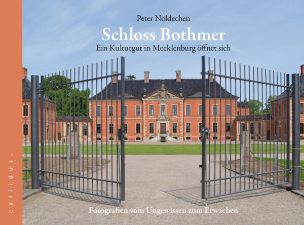 Schloss Bothmer, die größte barocke Schlossanlage Mecklenburg-Vorpommerns, zeigt sich nach langen Jahren der Ungewissheit und der Sanierung wieder in seiner ganzen Klarheit und Schönheit. Dieser Fotoband lädt Sie ein auf eine Zeitreise zwischen Vergangenheit und Gegenwart. Entdecken Sie in großformatigen Farbfotografien das Erwachen des Schlossensembles. Aus gleicher Perspektive und mit nahezu identischem Blick für das Detail werden historischen Schwarz/Weiß-Aufnahmen neue großformatige Fotografien gegenübergestellt. Bilder aus einer Zeit, als einst die Grafen Bothmer Einzug hielten, als das Schloss als Alten- und Pflegeheim diente bis hin zum jahrelangen Leerstand und seiner heutigen Nutzung als Museum. Dieser Band dokumentiert eindrucksvoll das Erwachen des einstigen Adelssitzes und legt gleichzeitig Zeugnis von herausragender Restaurierungsarbeit ab.