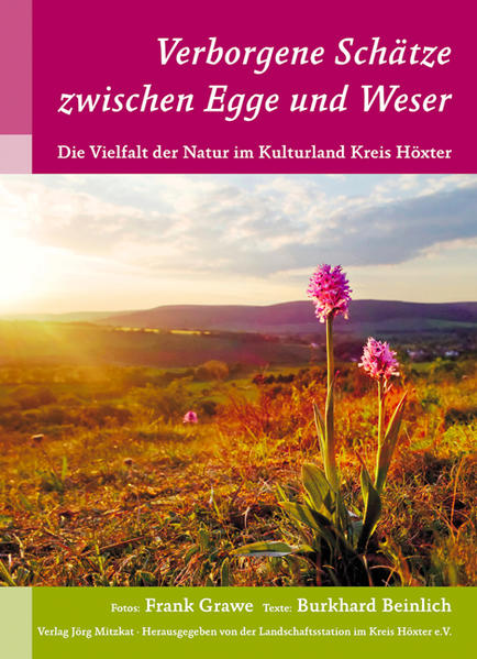 Verborgene Schätze Der vorliegende Bildband hat die Landschaft zwischen Egge und Weser, Emmer und Diemel im Fokus und soll die Augen öffnen für die vielen, häufig verborgenen Naturschönheiten, die das „Kulturland Kreis Höxter“ genauso kennzeichnen wie die Kirchen und Klöster, die Fachwerkstädte oder die Schlösser und Gutshöfe. Es gibt viel zu entdecken im Kreis Höxter: Einerseits die Relikte der ursprünglichen Naturlandschaft mit teilweise unberührten Bächen oder steilen Felsformationen, andererseits die vielfältige Kulturlandschaft, die im Laufe der Jahrhunderte als Folge der unterschiedlichen Nutzungen durch den Menschen entstanden ist und zahlreichen Tier- und Pflanzenarten Lebensräume bietet. Dabei stehen die eindrucksvollen Fotografien von Frank Grawe im Mittelpunkt