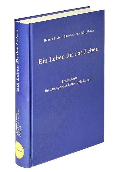 Monsignore Christoph Casetti setzt sich in seinem priesterlichen Dienst unermüdlich für die Menschen ein. Er hat vielfältige kirchliche Aufgaben wahrgenommen: als Religionslehrer, Pfarrvikar, Generalvikar, Bischofsvikar, Domherr und Dompropst. Sein pastorales Wirken umfasst seit jeher einen breiten Bereich: Glaubensverkündigung und Katechese, Bibelarbeit, heilende Seelsorge, Priesterausbildung, Ehe- und Familienpastoral, Natürliche Empfängnisregelung, Lebensrecht von der Empfängnis bis zum natürlichen Tod, Medizinethik, Familienpolitik, Sorge für Getrennte, Geschiedene und Wiederverheiratete, christliches Menschenbild sowie kirchliche Öffentlichkeitsarbeit. Er ist auch beliebt als Vortragsreferent, Kolumnist und Buchautor. Anlässlich seines 75. Geburtstages haben sich in diesem Buch Freunde und Weggefährten des Churer Dompropstes versammelt, um mit Glückwünschen, Impulsen und Erfahrungen aus dem pastoralen Wirkungsfeld von Monsignore Casetti sowie wissenschaftlichen Beiträgen zu gratulieren.