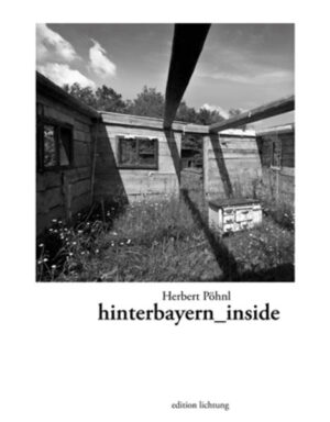 Seit Jahren durchstreift Herbert Pöhnl Hinterbayern: Mit seinen Schwarz-Weiß-Fotografien dokumentiert er die Landschaft, Städte und Dörfer Ostbayerns. Seine Bilder sind voller Ironie, sie „lächeln über sich selber“, wie Bernhard Setzwein einmal über die typischen Pöhnl-Bilder schrieb. Ergänzt werden die Fotografien durch satirische Kurztexte, die Pöhnl aus seinen Kabarettprogrammen herauskristallisiert hat. Mit kritischem Blick hinterfragt Herbert Pöhnl den Tourismus in Bayern, die klischeehafte Vermarktung von Heimat und die Auswirkungen auf die Bewohner.