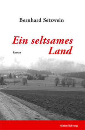 Lober, Staubsauger-Vertreter der Firma Nachschaff, bricht wieder zu seiner Tour auf, diesmal geht es in den hinteren Winkel der Republik, in den südöstlichen Zipfel Deutschlands. Es ist keine Tour, die viel Umsatz verspricht, aber dennoch kommt sie ihm nicht ungelegen, ja manchmal genießt er sie sogar. Bernhard Setzwein gelingt es, diese bayerische Provinz treffend, oft komisch und auch bitterbös zu porträtieren, eine herrliche Landschaft und einen gar nicht so idyllischen Bayerischen Wald von heute, wo an Stammtischen das Elend kleingeredet wird oder weggesoffen, wo das Alte und die Tradition mit der Gegenwart oft kuriose Symbiosen eingehen, wo sich jugendliche Briefbombenbauer am Schluss selbst in die Luft sprengen. Lober, der gerne in Dorfgasthäusern isst und nächtigt, z.B. im „Gasthaus zum Ende der Welt“, kennt viele dieser Geschichten. Sie fangen an, ihn immer mehr zu faszinieren, viel zu lang bleibt er hocken, vergisst seinen Tourplan. Unbeabsichtigt und doch unaufhaltsam steigt Lober aus seinen Verpflichtungen aus, fühlt sich freier, „er wollte einmal einen ganzen Tag lang nur gehen“. Im benachbarten Steinbruch lernt Lober die Bacherin, eine Steinbildhauerin, kennen und mit ihr geht es in einem uralten Benz über die Grenze, zunächst ins Böhmische, wo das Neue gerade seinen triumphalen Einzug hält, und dann immer noch weiter nach Osten, ganz nach dem als Motto vorangestellten Stifter-Zitat: „Wir ahnen endlose Gebiete, dann blitzt es oft auf, als läge hinter denen erst noch recht ein seltsames Land.“ Die Neuausgabe des erfolgreichen Setzwein-Romans als Broschurausgabe.