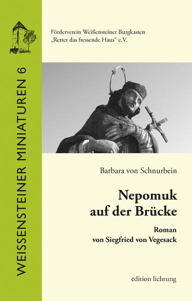 Bislang galt der 1967 publizierte Roman „Die Überfahrt“ als letztes Werk des Schriftstellers Siegfried von Vegesack (1888-1974). Im Vegesack Archiv Regen wurde 2019 ein Romanmanuskript gefunden, das nachweislich später fertiggestellt wurde. Vegesacks tatsächlich letzter Roman wird hiermit erstmals veröffentlicht. Der Autor schreibt aus der Sicht des gealterten Apothekers Hannes, der in seinem Haus auf der Brücke des durch den Fluss geteilten Ortes „Zwiestadt“ lebt. Gegenüber steht der „Brückenheilige“, Johannes Nepomuk von Prag, mit dem er seine Gedanken bespricht: über das Altern, die Teilung der Welt durch Grenzen, die Veränderungen durch den Fortschritt in der modernen Zeit. Noch immer hofft er auf die Rückkehr seines Sohnes aus dem Krieg, stattdessen kehrt ein „Fremder“ bei ihm und seiner Tochter ein. Barbara von Schnurbein belegt in ihrem Kommentar neben den Parallelen zu anderen Werken Vegesacks auch die autobiografische Übereinstimmung der Themen und Fragen des Apothekers mit Vegesacks eigenen Überzeugungen. Die Stadt Regen, wo der Schriftsteller in seinem Turm, dem „Fressenden Haus“ in Weißenstein, lebte, bildet die Kulisse. Der Text wurde daher mit historischen Fotografien der Stadt und der Statue des heiligen Nepomuk ergänzt.