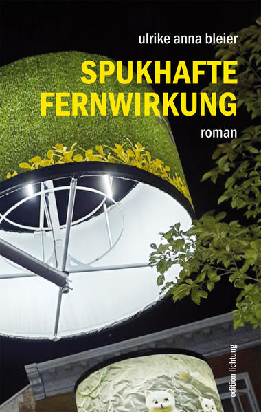 Sind wir wirklich miteinander verbunden? Oder glauben wir das nur? Eine kaum überschaubare Menge Figuren tritt in Ulrike Anna Bleiers Roman auf, sie agieren miteinander und oft auch aneinander vorbei. Ihre Wege kreuzen sich oder driften auseinander wie Parallelen auf einer gekrümmten Fläche. Da ist zum Beispiel Carol, die in einem Einkaufszentrum in einen Amoklauf gerät. Oder Irma, die in einer Zeitungsredaktion arbeitet und Angst davor hat, ihren Job zu verlieren. Selim, der für seine Schwester Modell steht. Lars, der sich nur lebendig fühlt, wenn er bei Verabredungen nicht erscheint. Oder Silvana, die auf der Straße häkelt und Teil der Instagram-Aktion einer ehrgeizigen Museumspädagogin wird. Bleiers Figuren halten sich in Einkaufszentren, auf Autobahnen oder in Krankenhäusern auf und sind vor allem mit dem Alltag beschäftigt. Erzählerin ist dabei die Welt selbst. Sie hat keine Hauptfigur und keine Hierarchie der Ereignisse. Ulrike Anna Bleier hat für „Spukhafte Fernwirkung“ ein völlig neues Konzept des Erzählens und Lesens entwickelt. Sie verzichtet auf ein einheitliches dramaturgisches Gerüst. Die Ereignisse erscheinen zufällig und beeinflussen sich doch gegenseitig. Das Erzählen in kurzen Episoden, das Ulrike Anna Bleier bereits in ihren beiden Vorgängerromanen praktiziert hat, wird in „Spukhafte Fernwirkung“ auf die Spitze getrieben. Die Anordnung der Texte in den einzelnen Kapiteln folgt keiner starren Chronologie, sondern Konzepten wie Livetickern, Kilometerangaben, Jahreszahlen oder Blutdruckwerten. Wie lose Teile in einem Einkaufsbeutel stehen die einzelnen Episoden in einem Zusammenhang - oder auch nicht. Den Leser und Leserinnen ist es selbst überlassen, die vielen Verbindungen zu entdecken und die Fäden miteinander zu verknüpfen, das erzeugt Interaktion und Spannung. Der Text besticht außerdem durch Ulrike Anna Bleiers sehr eigene Sprache, ihr lakonisches Erzählen und ihren unterschwelligen Humor.