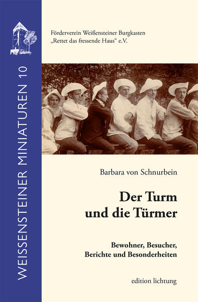 „Die Türmer“, so nannten sich die Bewohner des alten Turms bei der Burg Weißenstein, in dem der Schriftsteller Siegfried von Vegesack von 1918 bis zu seinem Tod 1974 wohnte. Türmer waren vor allem die Nichten und Neffen, die ihre Ferien im Bayerischen Wald verbrachten, und die aus dem Baltikum vertriebenen Verwandten. Für alle wurde Platz geschaffen im fünfstöckigen Turm. Zu Besuch kamen Künstler-Freunde aus der Schwabinger Zeit, aber auch im Bayerischen Wald waren neue Freundschaften entstanden. In ihren Berichten erinnern sich die damaligen Türmer an die Zeit nach dem Krieg, an ihre Ferienerlebnisse am Pfahl und an die besondere Lebensweise und Atmosphäre im alten Turm bei ihrem „Onkel Siegfried“. Alle Zimmer im Turm hatten Namen, „Afrika“ und „Sibirien“, „Hölle“, „Paradies“ und die immer warme „Kochkiste“, wo der Kamin durchging. Früh, aber geruhsam begann der Tag mit dem „Nudistenfrühstück“ vor der Morgenwäsche, auch der Hausherr erschien im Morgenrock. Er war 1940 mit Gabriele Ebermayer eine zweite Ehe eingegangen und hatte mit ihr eine neue Familie gegründet. Ergänzt wird der Band mit Informationen zur Geschichte der gesamten Burganlage, zum zweifachen Einbürgerungsverfahren der Vegesacks 1919/20 und zu den drei Südamerika-Reisen des Schriftstellers.